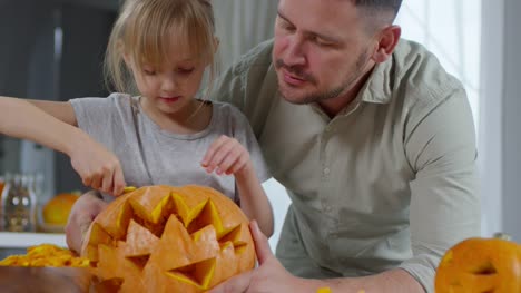 Vater-helfen-Mädchen,-Kürbis-für-Halloween-schnitzen