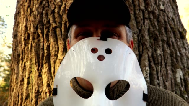 Mann-mit-einer-Helovine-Maske-bedeckt-sein-Gesicht-und-Vampir-Zähne