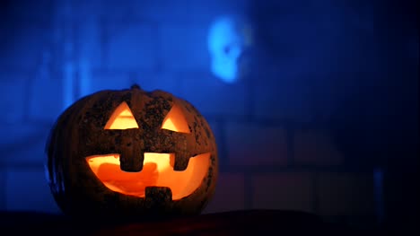 Halloween-Kürbis-Kopf-Jack-Laterne-auf-blauem-Hintergrund