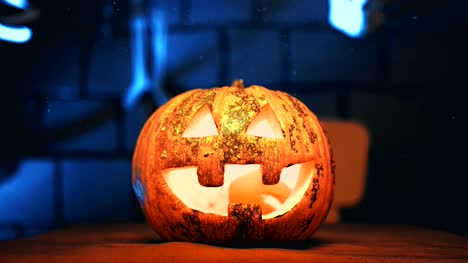 Halloween-Kürbis-Kopf-Jack-Laterne-auf-blauem-Hintergrund