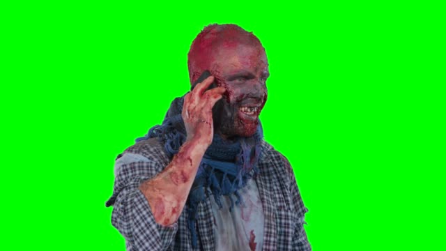 Hombre-zombie-utilizando-teléfono-celular-llamar-a-alguien