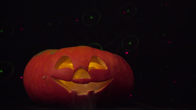 Happy-halloween-Kürbis,-im-Laserlicht
