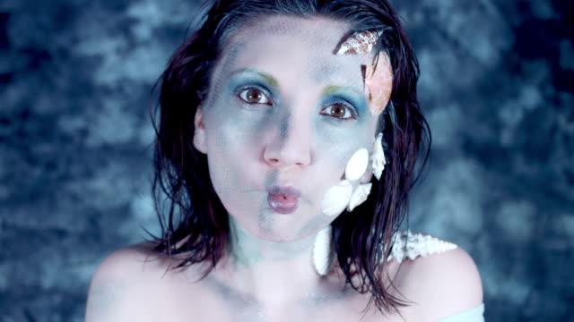 4k-Halloween-Bild-von-einer-Frau-Meerjungfrau-verzog-das-Gesicht-wie-ein-Fisch