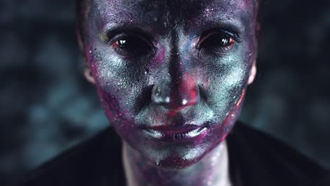 4k-kosmischen-Aufnahme-einer-Frau-mit-Alien-Make-up-Eröffnung-Blackout-Augen