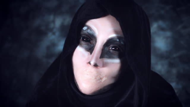 4k-Halloween-and-Horror-Woman-Alien-Acting-without-Mouth