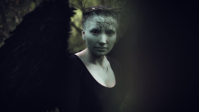 4k-Halloween-mujer-oscura-de-Angel-negro-alas-en-bosque-mirando-a-cámara