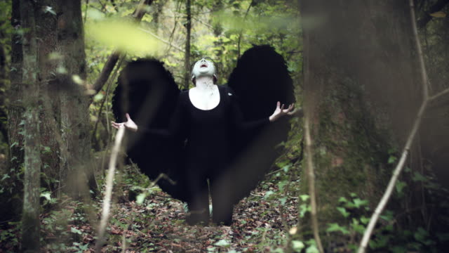 4k-Halloween-mujer-oscura-de-Angel-negro-alas-en-bosque-gritando-al-cielo