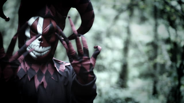 4-k-Halloween-Aufnahme-eines-Kindes-in-Joker-Kostüm-zeigt-gruselige-Finger