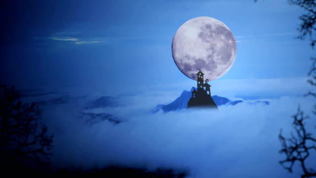 Imágenes-de-Halloween:-Castillo-oscuro-de-Timelapse-con-espectacular-cielo,-niebla,-árbol,-luna-llena-y-nubes-sobre-la-montaña,-fresco-tono-azul.-UHD-4k.