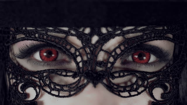 4-k-Halloween-Schuss-einer-Hexe,-Extreme-Nahaufnahme-von-roten-Augen-mit-Maske
