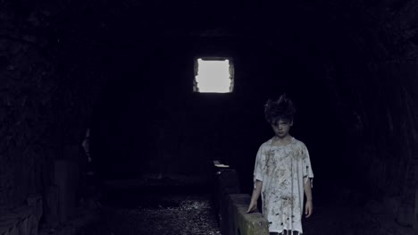 4-k-Horror-Schuss-eines-verlassenen-Kindes-bewegte-Kamera-aus-der-Dunkelheit