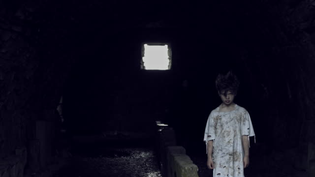 4-k-Horror-Shot-de-un-niño-abandonado-siendo-secuestrado-por-una-criatura