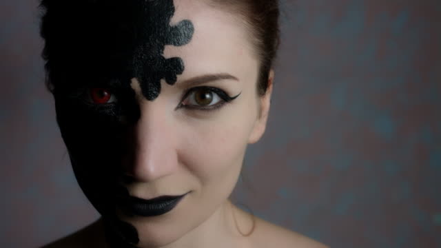 4-k-Aufnahme-einer-Frau-mit-Halloween-Make-up-Lächeln-böse