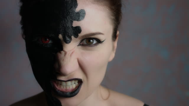 4-k-Aufnahme-einer-Frau-mit-Halloween-Make-up-machen-böse-Gesicht