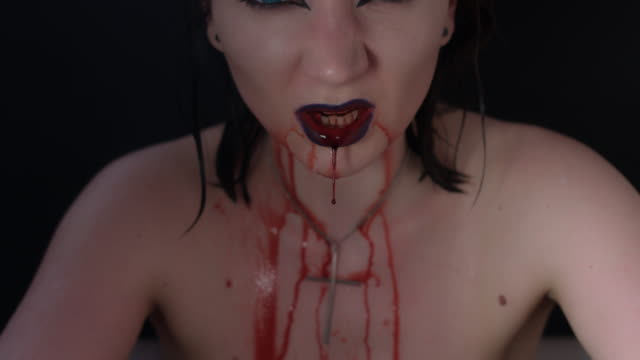 4k-schießen-eines-Horror-Halloween-Modells---Vampir-Blutungen-und-verzog-das-Gesicht-Nahaufnahme