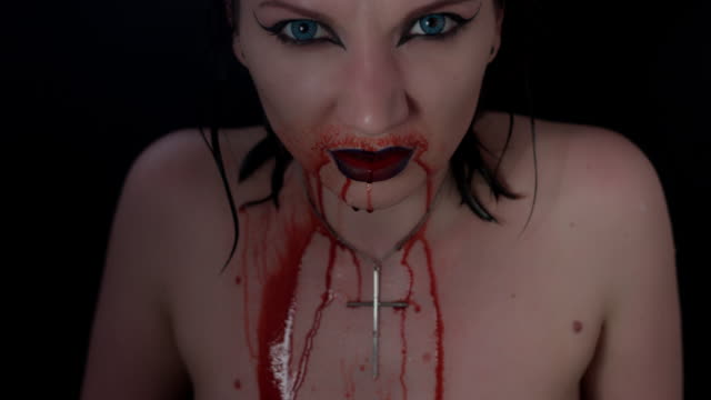 4k-schießen-eines-Horror-Halloween-Modells---Vampir-mit-blutigen-Mund-verzog-das-Gesicht