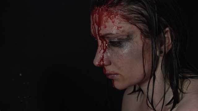 4k-einer-Horror-Halloween-Modell---trauriges-Mädchen-Blutungen---Seite-schießen-schießen