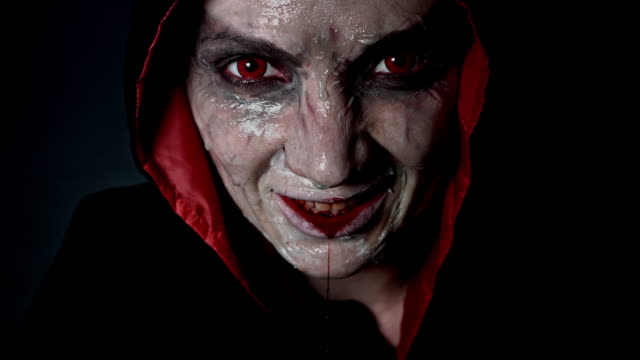 4k-schießen-eines-Horror-Halloween-Modells-mit-bösen-blutigen-Lächeln