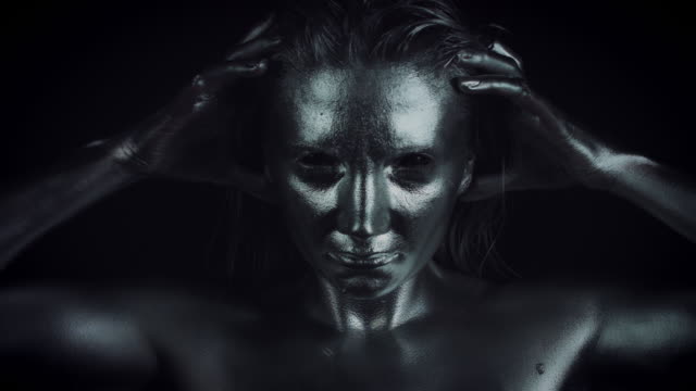 4K-Horror-Woman-with-Silver-Metallic-Make-up,-zoom-in-to-Face