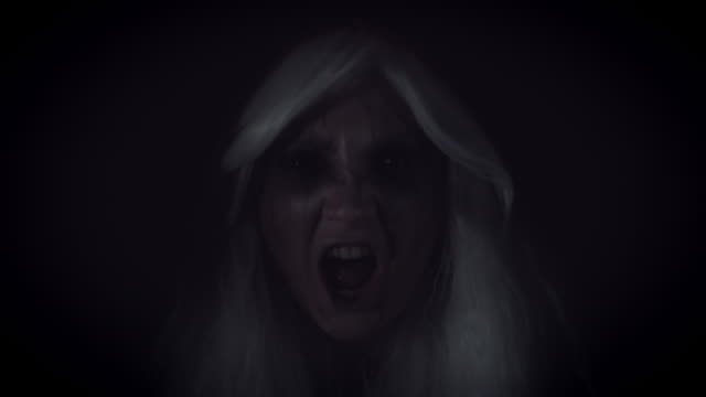 4K-Horror-Hexe-erscheinen-aus-Dunkelheit-schreien