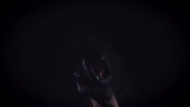 4K-Horror-Hexe-gestikulieren-mit-Hand-und-aus-der-Dunkelheit-erscheint