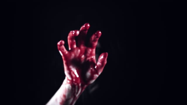 4K-Horror-Gruselig-Frau,-die-blutige-Hand