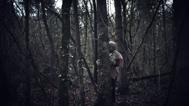 4K-Horror-espantapájaros-con-máscara-de-arpillera-escondida-en-el-bosque