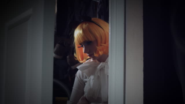 4K-Halloween-Doll-mujer-abandonada-en-trastero