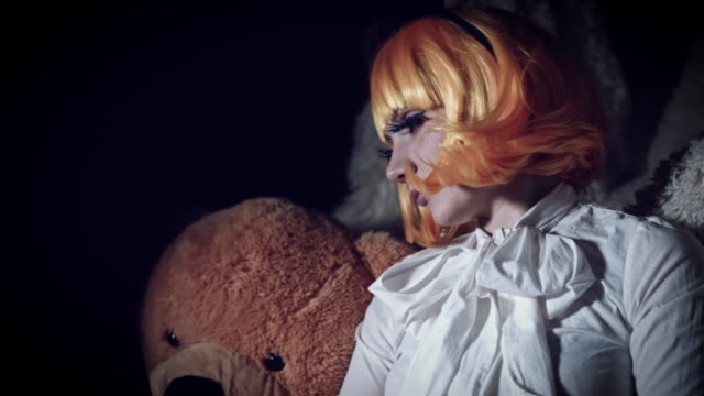 4-K-Halloween-Schuss-der-Puppe-Frau-drehen-beängstigend,-Farbe-sortiert