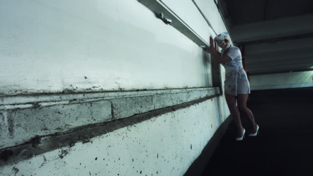 4-k-Horror-enfermera-Zombie-caminando-en-edificio-abandonado
