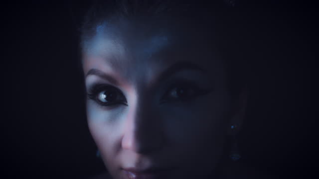 4K-Halloween-Frau-in-weißen-Königin-close-up-Augen