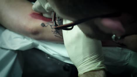 4-k-tatuador-trabajando-en-diseño