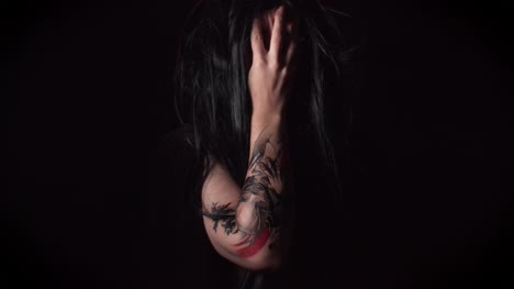 4-k-beängstigend-Frau-posiert-mit-Horror-Tattoo