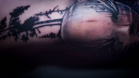 4-k-Horror-profesional-tatuaje-mano-Dolly