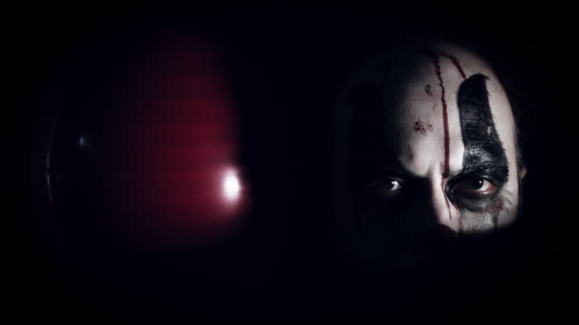 4-k-Halloween-Horror-hombre-de-payaso-con-globo-en-la-oscuridad