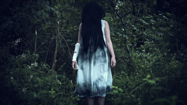 4-k-Horror-mujer-en-vestido-sucio-en-bosque