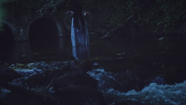 4K-Horror-Frau-gestikulieren-im-Fluss