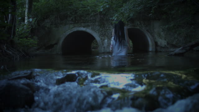 4K-Horror-mujer-caminar-solo-en-el-río-oscuro