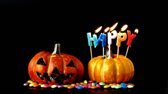 Halloween-Kürbis-mit-Kerzenlicht-auf-einem-schwarzen-Hintergrund.