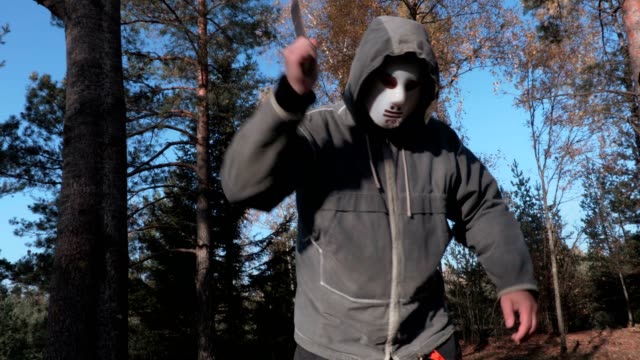 Hombre-en-scary-Halloween-Máscara-utilizando-machete