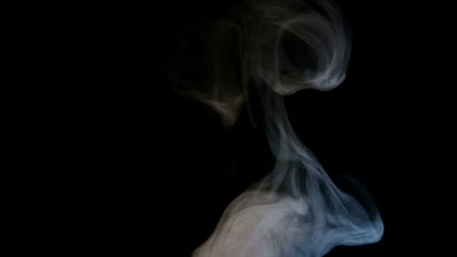 Weißer-Rauch-auf-schwarzem-Hintergrund-isoliert