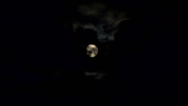Nubes-pasando-por-Luna-en-la-noche.-Luna-llena-en-la-noche-con-nubes-en-tiempo-real.-Detalles-en-la-superficie-visible