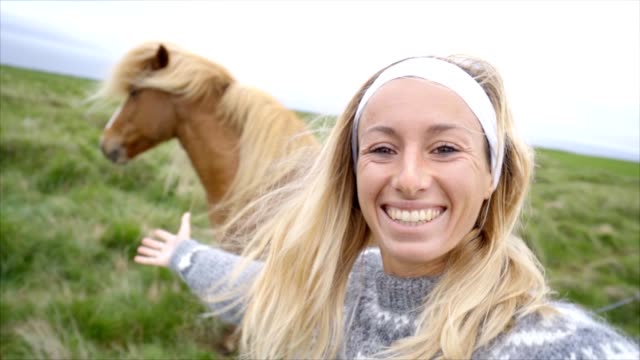 Selfie-Porträt-in-Zeitlupe-jungen-Frau-mit-Islandpferden