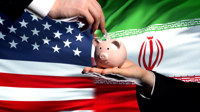 Inversión-de-los-Estados-Unidos-en-Irán,-poniendo-dinero-en-piggybank-fondo-bandera-de-mano