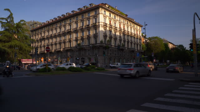 Italia-al-atardecer-Milán-ciudad-tráfico-cruce-calle-panorama-4k