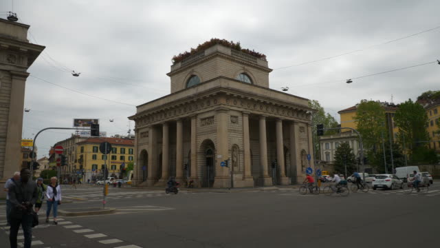 Italien-Tag-Zeit-Mailand-Porta-Venezia-Verkehr-Straße-quadratische-Stadtpanorama-4k