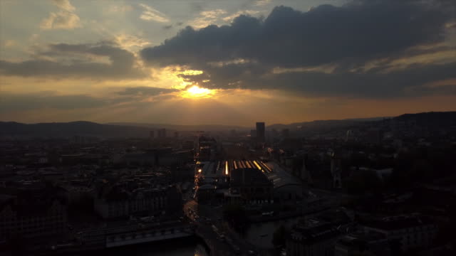 der-Schweiz-Sonnenuntergang-Himmel-Zürich-Stadtbild-Zug-Bahnhof-aerial-Panorama-4k