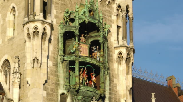 Clock-of-The-New-Town-Hall-(Neues-Rathaus),-Munich,-Germany
