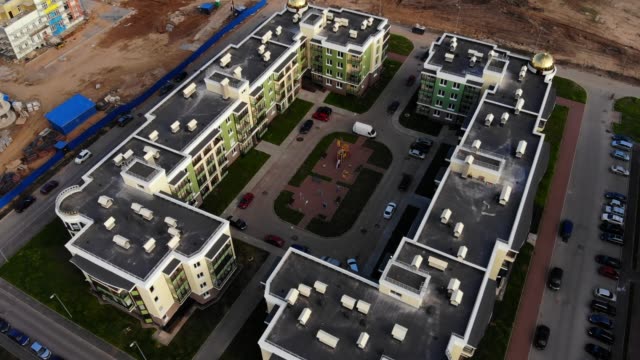 Aerial-Panorama-auf-moderne-Apartment-komplex-und-Bau-Website.