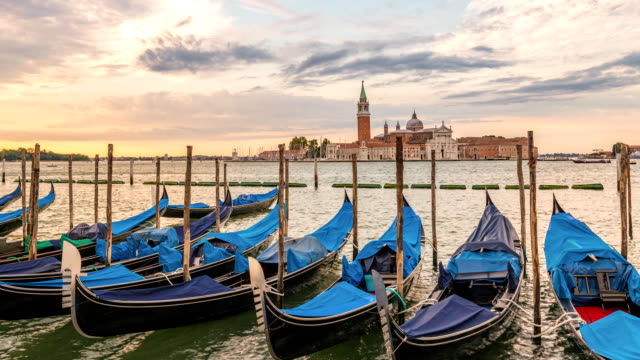 Venedig-Stadt-Skyline-Sonnenaufgang-Timelapse-und-Venedig-Gondel-Boot,-Venedig,-Italien-4K-Zeitraffer